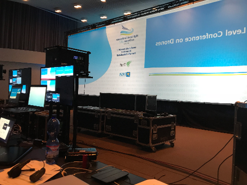 drones-konferenssi-tapahtuma-lavan-takana-teknikot-laitteet-tekninen-tapahtumatuotanto